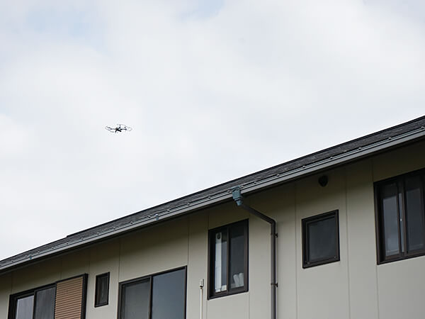 DJIドローンMAVICAIR2の飛行テストの屋根の検査の写真